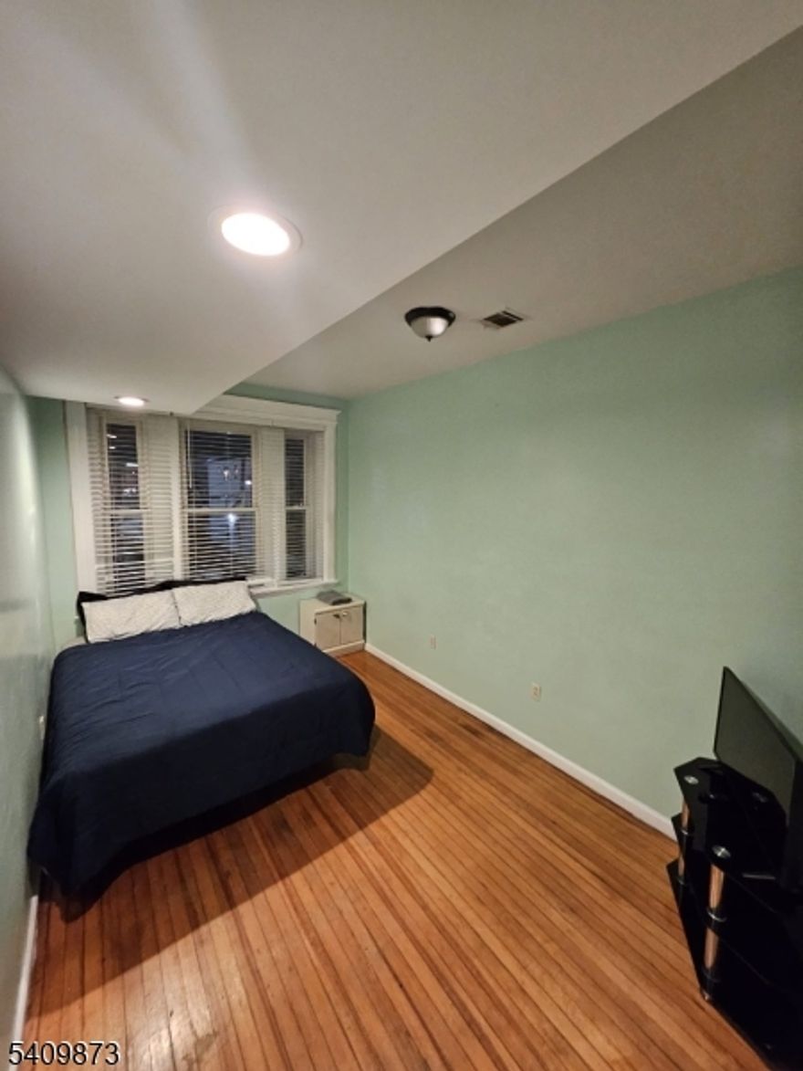 Private room available for rent in a large, well-maintained home located in the North Ward of Newark, just off Bloomfield Avenue. The property features two fully equipped kitchens and five shared bathrooms, providing flexibility and convenience for residents. Rooms may be rented furnished or unfurnished and include access to a shared updated bathroom and eat-in kitchen. Wi-Fi and all utilities are included in the rent. The home is situated within a five-minute walk of multiple NJ Transit bus stops along Bloomfield Avenue, offering access to Downtown Newark, Newark Penn Station, Montclair, and surrounding areas, as well as convenient access to New York City via public transportation and major roadways. The location provides close proximity to grocery stores, restaurants, caf s, pharmacies, and other everyday conveniences, along with nearby access to Branch Brook Park.