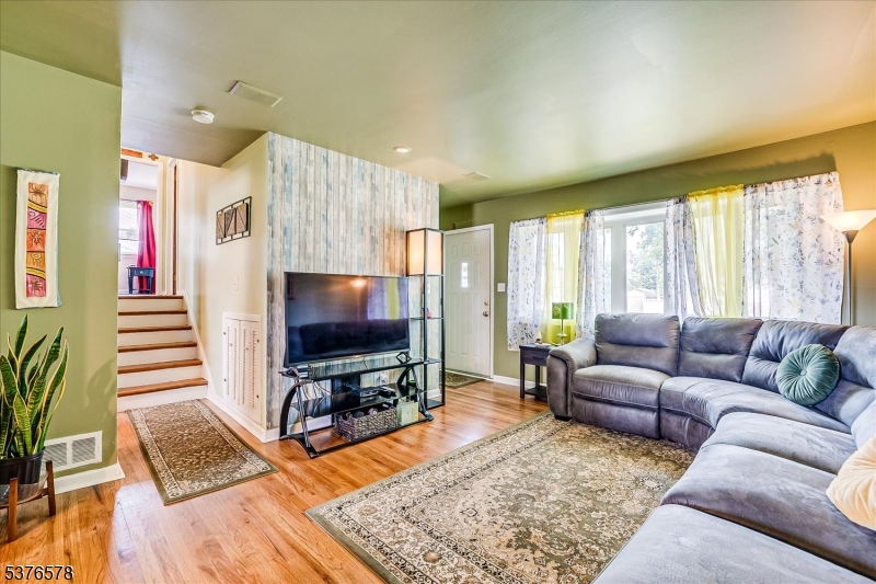 South Plainfield Boro, New Jersey 07080, United States, 3 Bedrooms Bedrooms, ,2 BathroomsBathrooms,Residential,Pending,185467