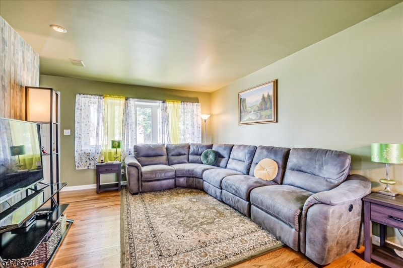 South Plainfield Boro, New Jersey 07080, United States, 3 Bedrooms Bedrooms, ,2 BathroomsBathrooms,Residential,Pending,185467