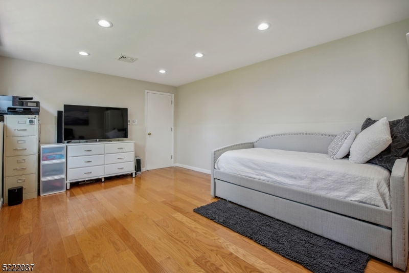 BROADLAWN - Residential