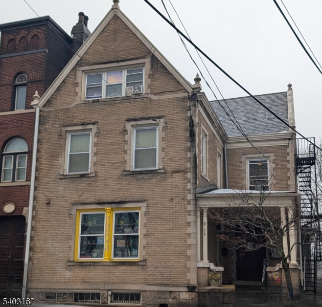 Main image without alt text