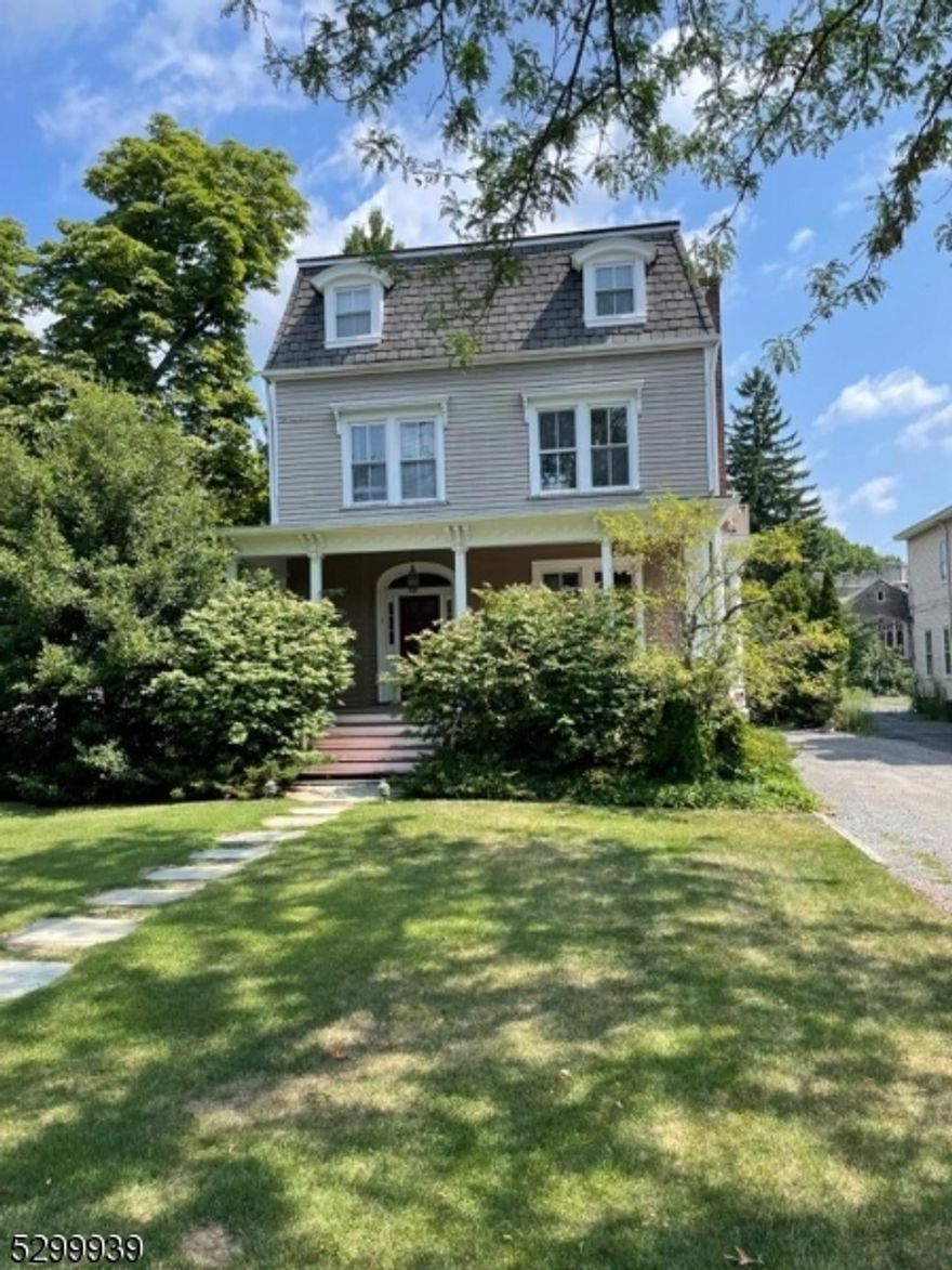 Location, Location, Location, Just minutes to the Morristown Green. This One Bedroom Apartment offers a Living Room, Kitchen, and Bedroom. Gas Stove, Dishwasher, In Unit A/C & Heat. With communal Laundry in the Basement with extra storage. This is a great spot if you want to live close to the Center of Morristown!