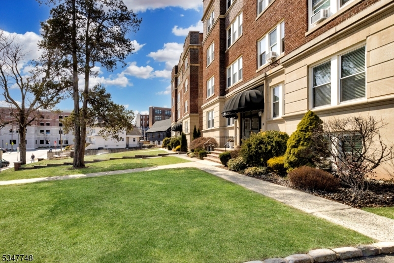 Montclair Twp., New Jersey 07042, United States, 2 Bedrooms Bedrooms, ,1 BathroomBathrooms,Residential,Active,138916