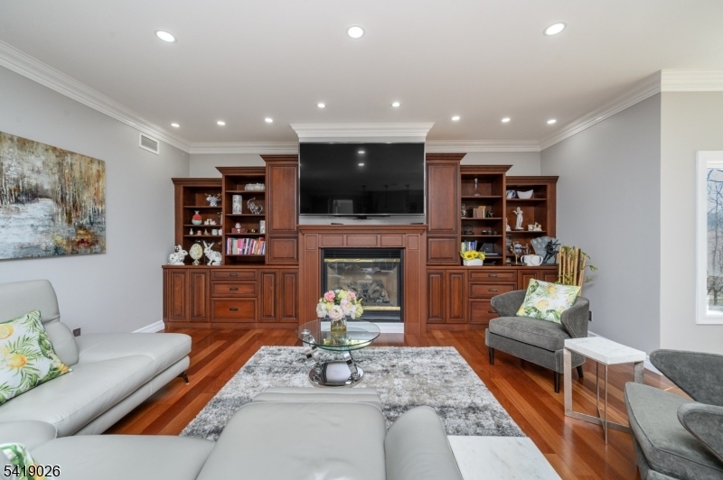 Woodland Park, New Jersey, 07424, United States, 5 Bedrooms Bedrooms, ,5 BathroomsBathrooms,Residential,Active,2036380