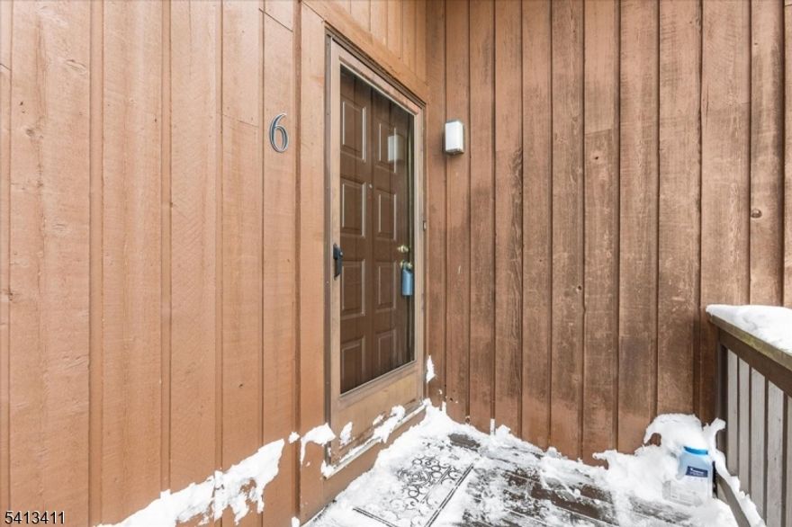 Well Maintained unit with a bedroom with new carpet, nice loft and combo washer/dryer. Enjoy the lifestyle of resort living year round.