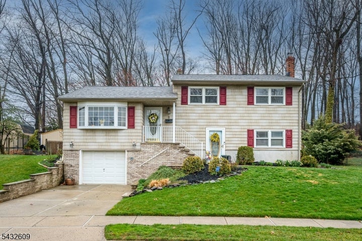 Photo 1 of 36 — 8 Adelphi Ct, Edison Twp., NJ 08837