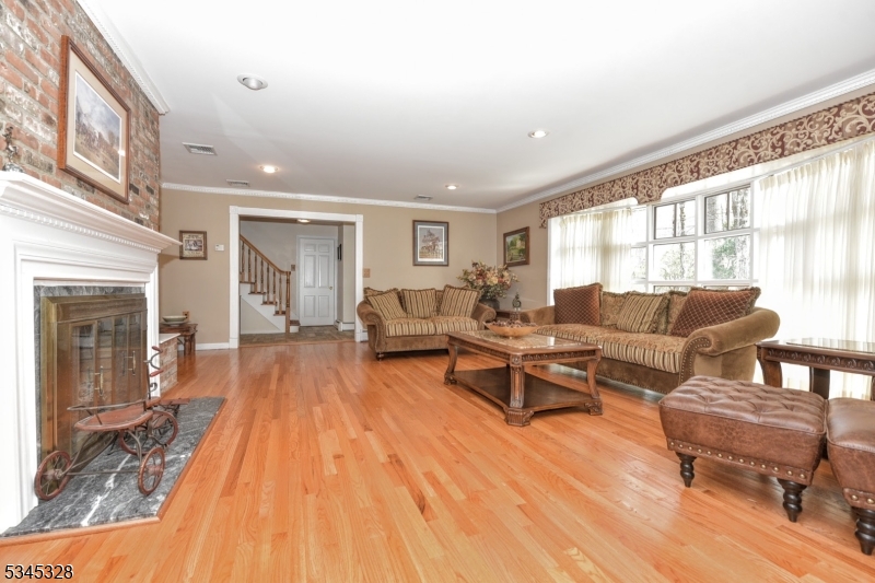 457 Laurel Ln