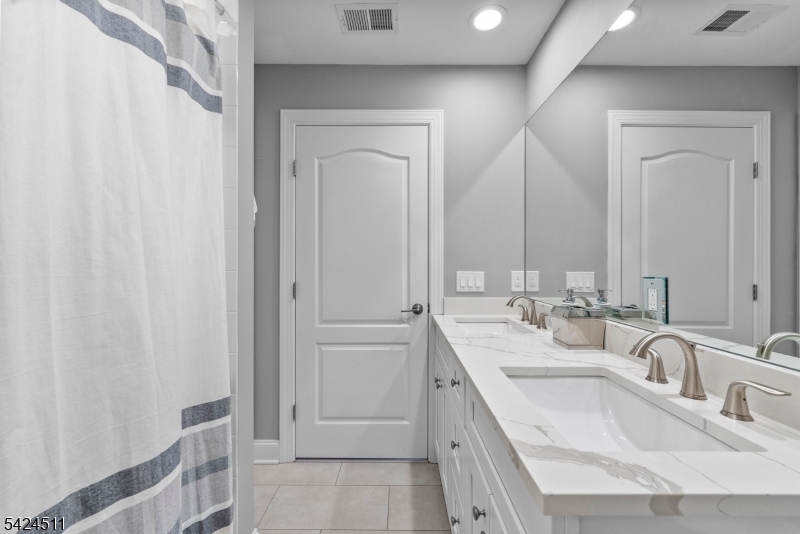 ARGONNE WOODS - Residential