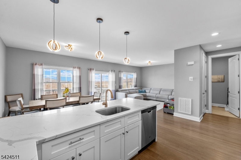 ARGONNE WOODS - Residential