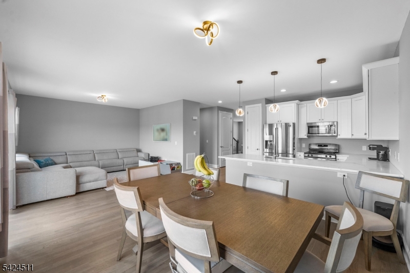 ARGONNE WOODS - Residential