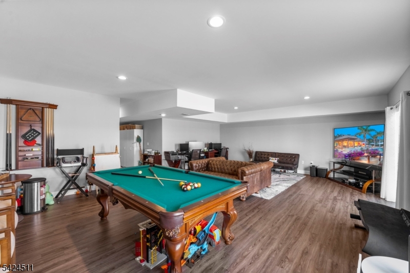 ARGONNE WOODS - Residential