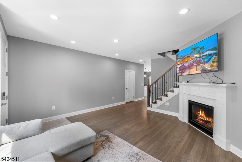 ARGONNE WOODS - Residential