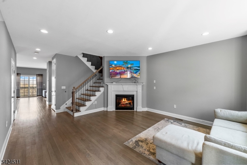 ARGONNE WOODS - Residential