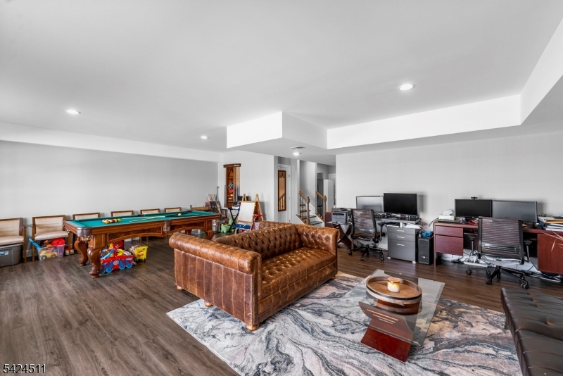 ARGONNE WOODS - Residential