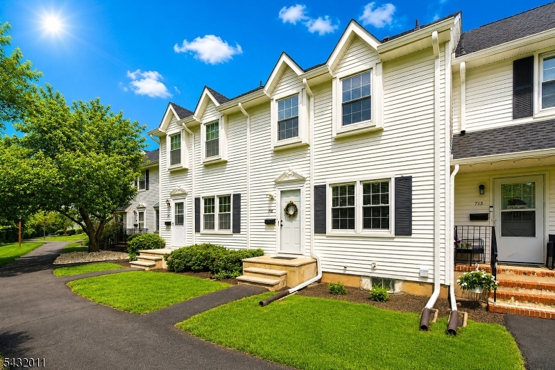 Williamsburg Square - Residential