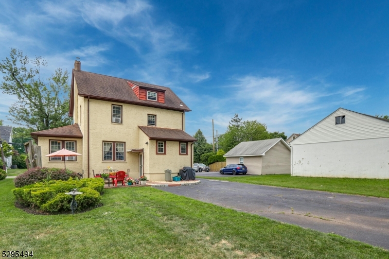 Westfield Town, New Jersey 07090, United States, 4 Bedrooms Bedrooms, ,2 BathroomsBathrooms,Residential,Pending,50990