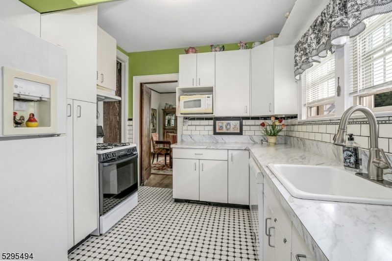 Westfield Town, New Jersey 07090, United States, 4 Bedrooms Bedrooms, ,2 BathroomsBathrooms,Residential,Pending,50990