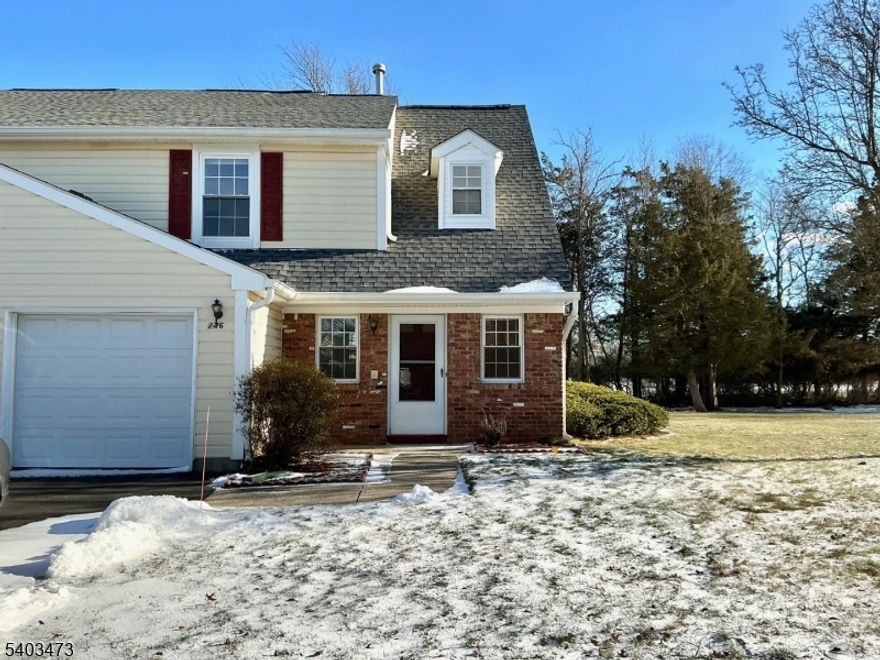 BEAUTIFUL, BRIGHT AND SPACIOUS END UNIT IN A PRIME LOCATION BACKING TO GOLF COURSES. 2 BEDROOM, 2.5 BATH WITH ONE CAR GARAGE. LIVING ROOM WITH FIREPLACE, FRESHLY PAINTED AND UPDATED TWO BATHROOMS AND POWDER ROOM. NEW KITCHEN COUNTERTOPS, NEW STAINLESS STEEL APPLIANCES. THE MASTER BEDROOM IS COMPLETE WITH AN EXERCISE OR OFFICE AREA.CONVENIENT LOCATION, CLOSE TO SHOPPING, MAJOR HIGHWAYS AND DINING.