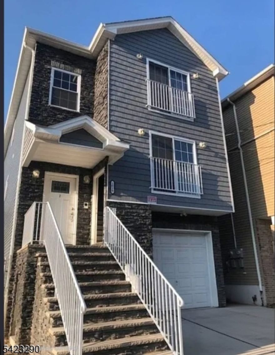 Beautiful, freshly painted apartment offering 1 spacious bedroom and 1 full bathroom. This home features a large primary bedroom,  providing plenty of space for comfortable living. Bright and airy layout with generous room size. Conveniently located near major transportation, schools, shopping, and restaurants. Great opportunity for those seeking space and convenience.
