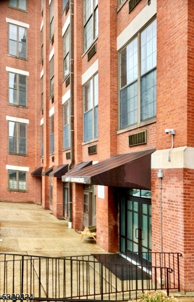 2 BEDROOM UNIT. OFFERING LIVING RM, DINING AREA, KITCHEN COMBO, BEDROOM & 1/2 BATH ON FIRST FL. 20X14 LOFT WITH FULL BATH. ONE ASSIGNED PARKING (#36). AVAILABLE IMMEDIATELY. TENANT APPLICATION, CREDIT CHECK & EMPLOYMENT VERIFICATION NEEDED.