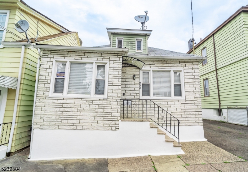 Photo 1 of 10 of 253 Pacific St house