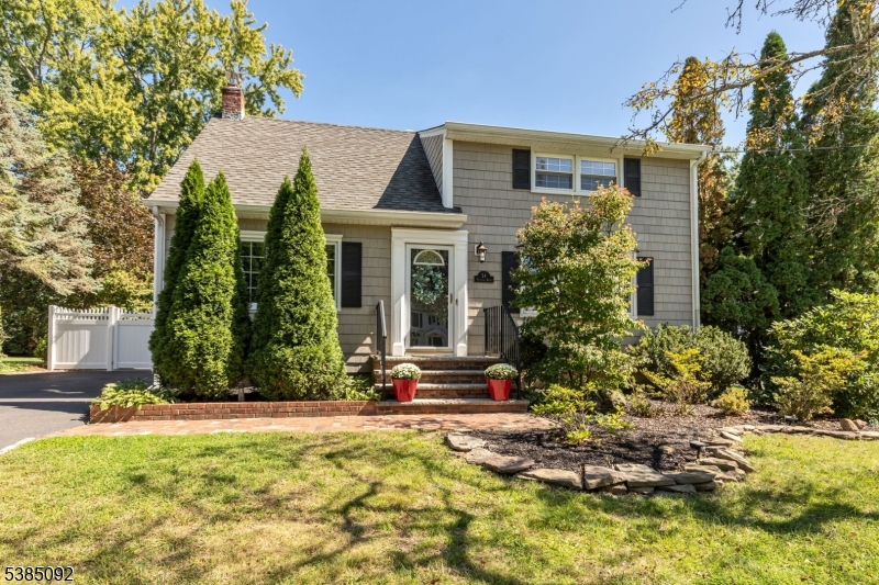 New Providence Boro, New Jersey 07974, United States, 3 Bedrooms Bedrooms, ,2 BathroomsBathrooms,Residential,Pending,214070