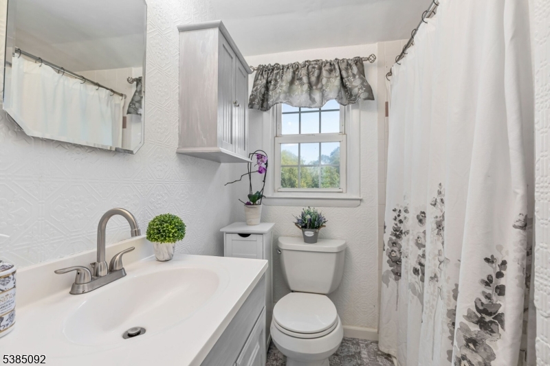 New Providence Boro, New Jersey 07974, United States, 3 Bedrooms Bedrooms, ,2 BathroomsBathrooms,Residential,Pending,214070