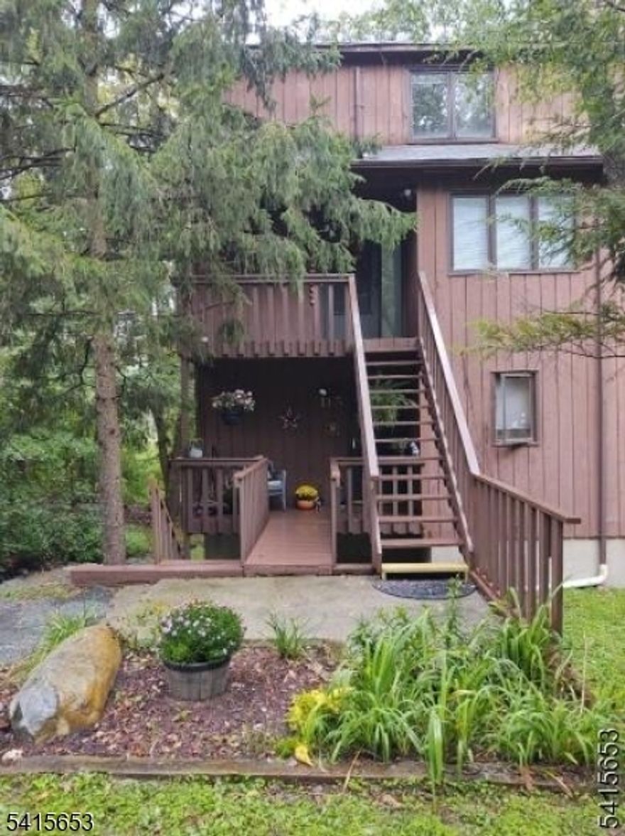 ***THIS IS THE PLACE YOU'VE BEEN LOOKING FOR***RECENTLY RENOVATED***NEW FURNACE***NEW HOT WATER HEATER***MULTI LEVELS OF LIVING SPACE***EASY COMMUTE***IN ADDITION...LOWER-LEVEL STORAGE UNIT INCLUDED!!!