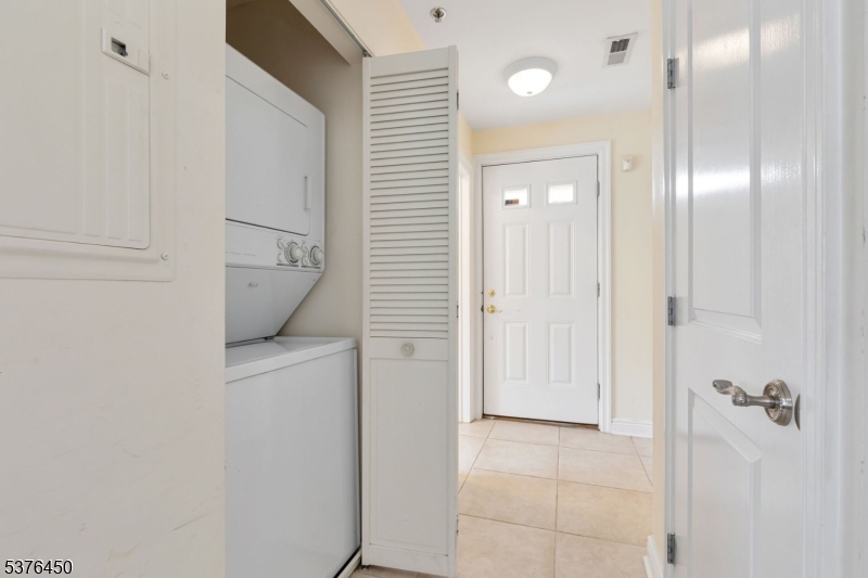 Berkeley Heights Twp., New Jersey 07922, United States, 2 Bedrooms Bedrooms, ,3 BathroomsBathrooms,Residential,Active,185793