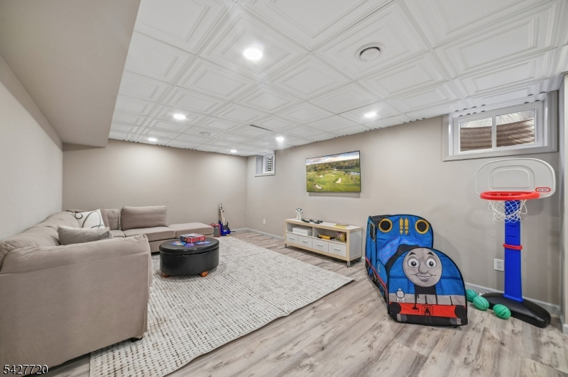 OLD SHORT HILLS - Residential