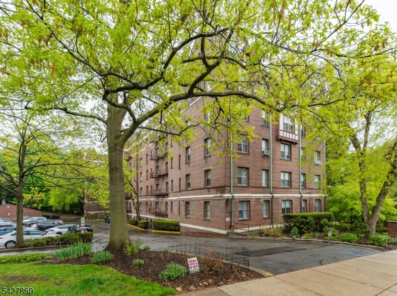 Dwight Manor - Residential