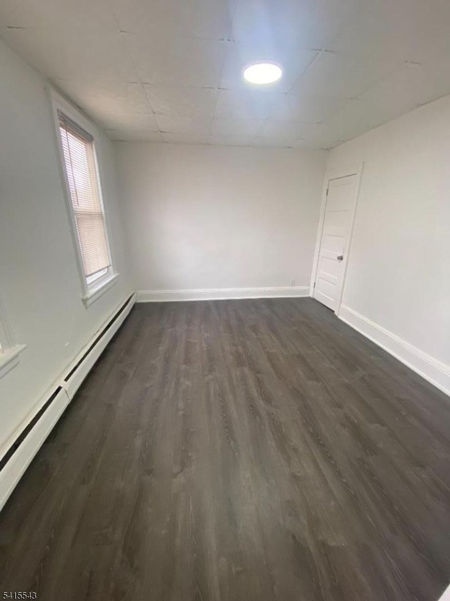 Single Family House with private backyard, basement with full bathroom, there is an extra room to use as a bedroom .