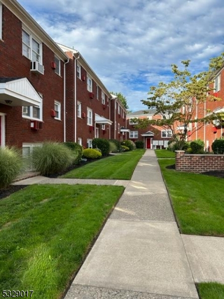 Very nice one bedroom apartment, livingroom, Kitchen. Heat included, one assigned parking space. Close to Golf park, transportation and Schools.  Laundry facilities on the Complex.