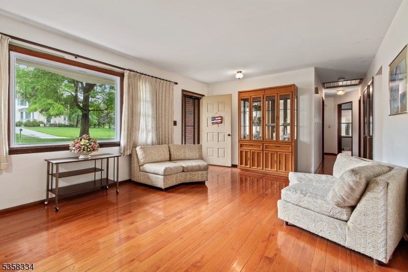 81 Woodbine Ave