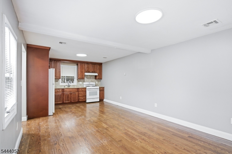 19 Komorn St - Photo 2
