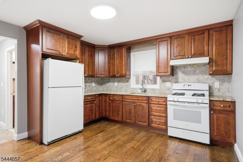 19 Komorn St - Photo 3