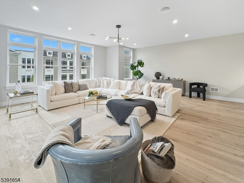 Lexington on Broadway - Residential