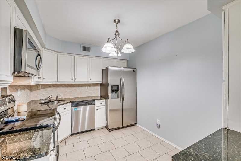 Scotch Plains Twp., New Jersey 07076, United States, 2 Bedrooms Bedrooms, ,3 BathroomsBathrooms,Residential,Active,105691