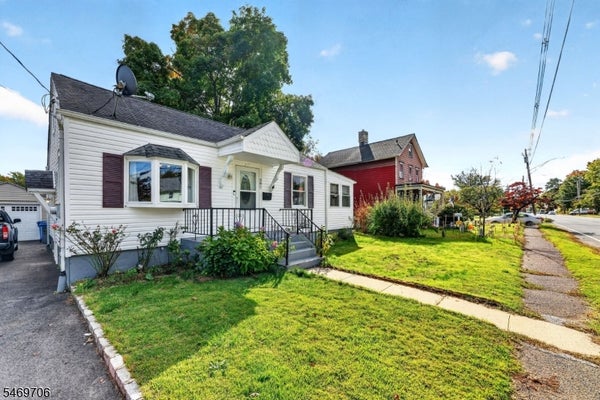 297 MANALAPAN RD, SPOTSWOOD, NJ 08884 - Image 9be0814f0cb2c8db7c395400f9381e0d/3434140776