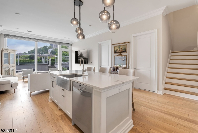 3 Somerset Ln-Glass House 103