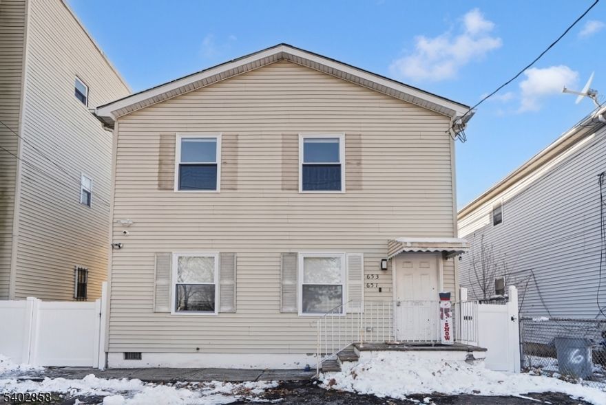 Newly Renovated 3-Bedroom Apartment ? West SideBeautifully renovated in 2025, this spacious 3-bedroom, 1-bath apartment is located in the desirable West Side section, off of Springfield Avenue, directly across from West Side Park.The apartment features a large living and dining area with brand-new finishes throughout. Enjoy central heating and air conditioning, washer and dryer hookups, and the convenience of one assigned parking space.Move-in ready with modern upgrades and an excellent location.