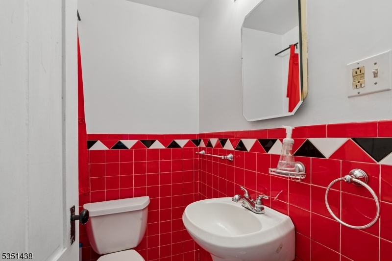 Englewood City, New Jersey 07631, United States, 5 Bedrooms Bedrooms, ,3 BathroomsBathrooms,Residential,Pending,154188