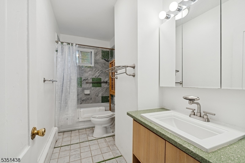 Englewood City, New Jersey 07631, United States, 5 Bedrooms Bedrooms, ,3 BathroomsBathrooms,Residential,Pending,154188