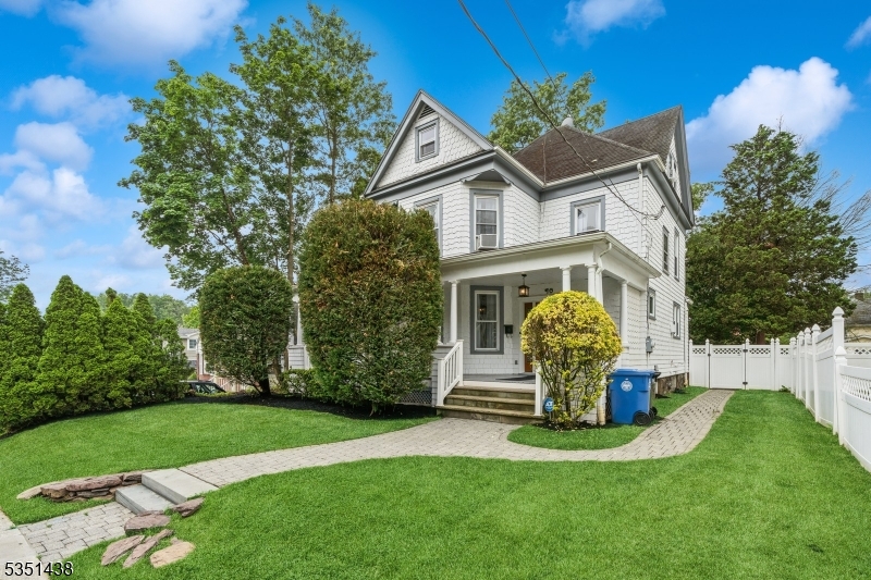 Englewood City, New Jersey 07631, United States, 5 Bedrooms Bedrooms, ,3 BathroomsBathrooms,Residential,Pending,154188