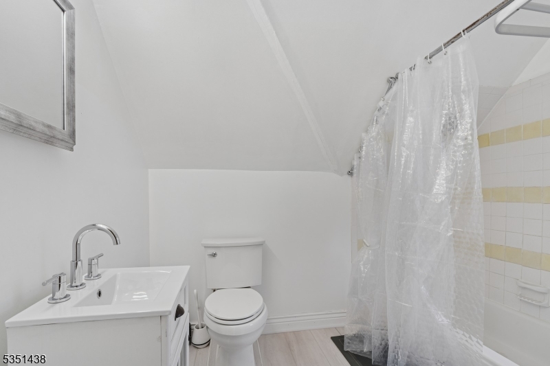 Englewood City, New Jersey 07631, United States, 5 Bedrooms Bedrooms, ,3 BathroomsBathrooms,Residential,Pending,154188