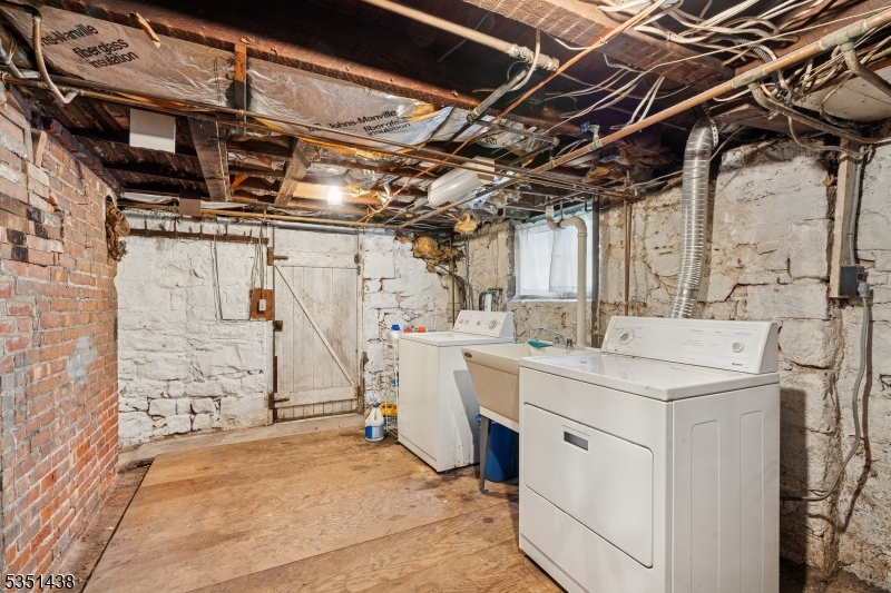 Englewood City, New Jersey 07631, United States, 5 Bedrooms Bedrooms, ,3 BathroomsBathrooms,Residential,Pending,154188