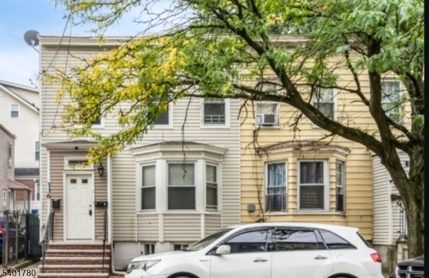 Charming 2-bedroom, 1-bathroom apartment available! This spacious second-floor unit features a cozy living room and a fully equipped kitchen, perfect for comfortable living.