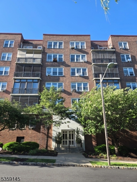 Montclair Twp., New Jersey 07042, United States, 1 Bedroom Bedrooms, ,1 BathroomBathrooms,Residential,Active,134366