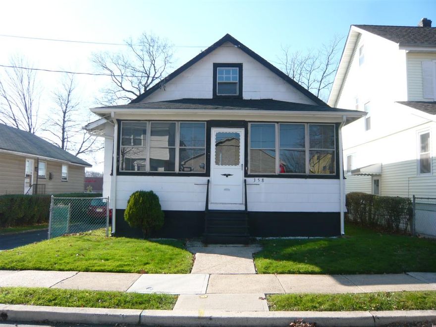 BEAUTIFUL FIRST FLOOR APARTMENT AVAILABLE IN THE HEART OF THE IRONBOUND SECTION OF NEWARK, A BLOCK FROM INDEPENDENCE PARK!! LAUNDRY INCLUDED!!