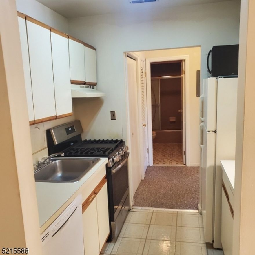 Cozy 2nd floor one bedroom apartment in quiet building. Living/dining area features a large skylight giving you lots of nature lighting and kitchen equipped with dishwasher/microwave/refrigerator and shared Washer/Dry in hallway. No pets. No smoking. NTN report required.
